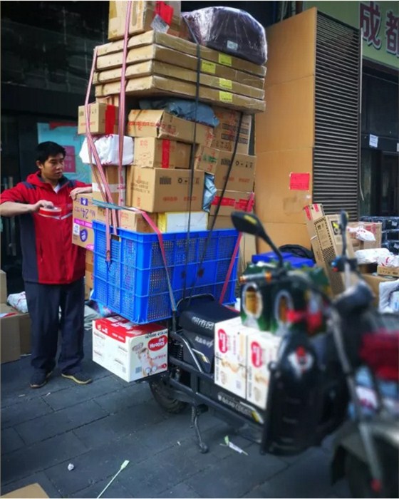 这是双11期间的快递小哥！看完第一张图就震撼到了|汉闵实验室家具