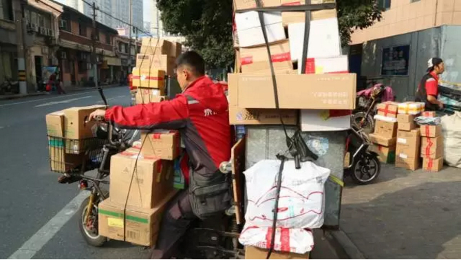 这是双11期间的快递小哥！看完第一张图就震撼到了|汉闵实验室家具