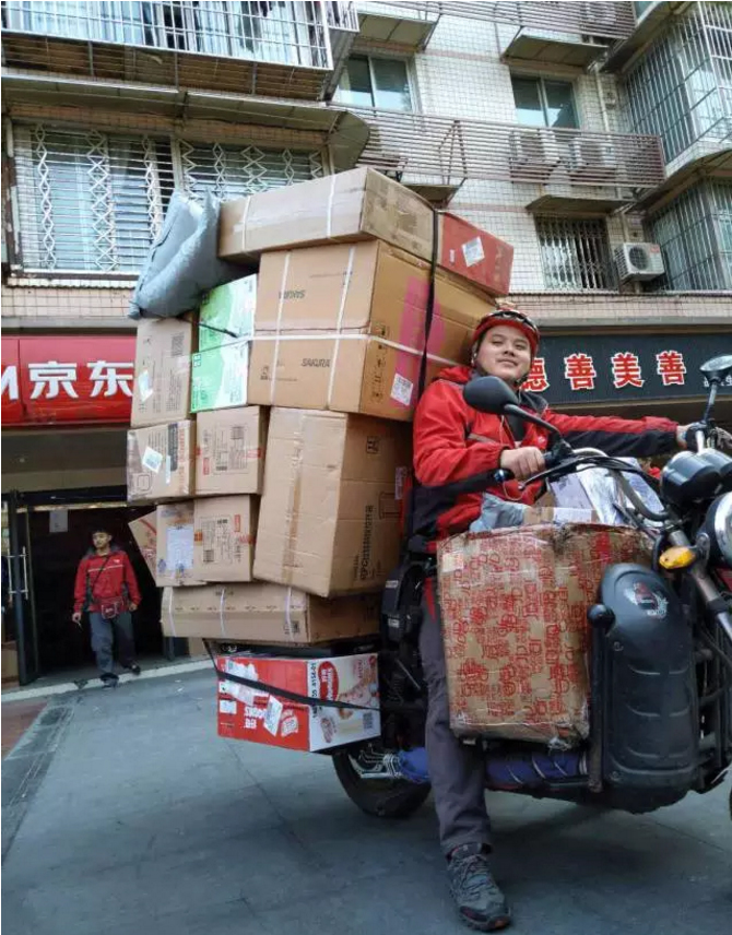 这是双11期间的快递小哥！看完第一张图就震撼到了|汉闵实验室家具