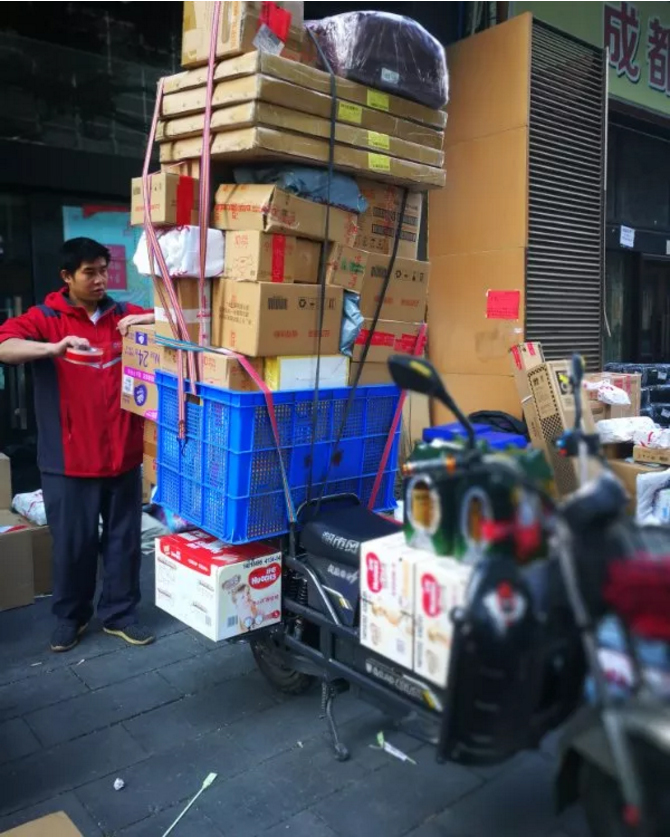 这是双11期间的快递小哥！看完第一张图就震撼到了|汉闵实验室家具