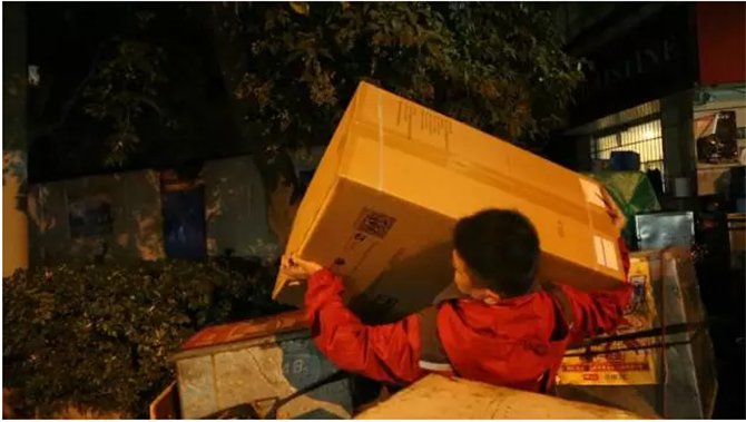 这是双11期间的快递小哥！看完第一张图就震撼到了|汉闵实验室家具