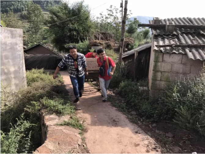 这是双11期间的快递小哥！看完第一张图就震撼到了|汉闵实验室家具