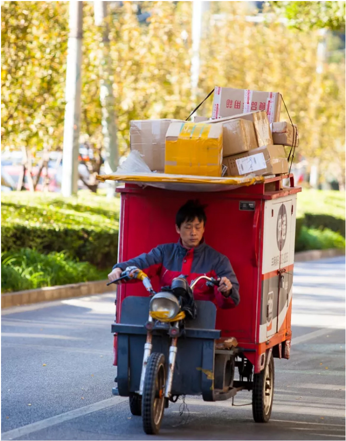 这是双11期间的快递小哥！看完第一张图就震撼到了|汉闵实验室家具