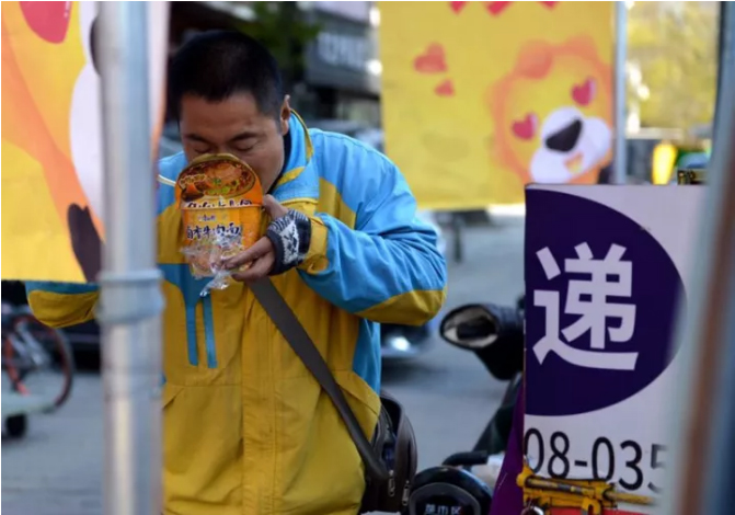 这是双11期间的快递小哥！看完第一张图就震撼到了|汉闵实验室家具