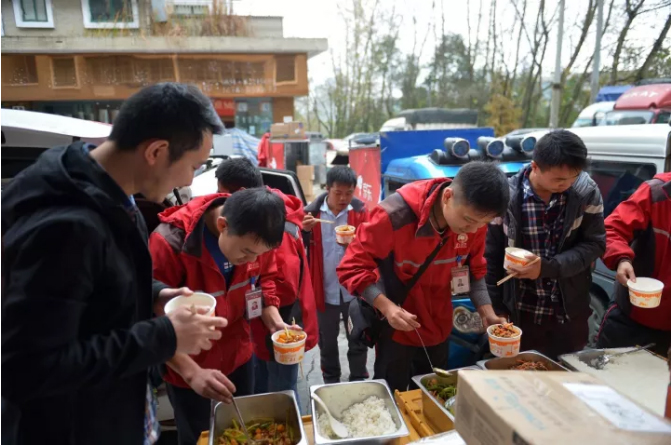 这是双11期间的快递小哥！看完第一张图就震撼到了|汉闵实验室家具